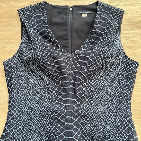 Tommy Hilfiger Sleeveless Sheath Dress Snakeskin Print V-Neck Lined Zip Size 6 - Picture 3 of 11